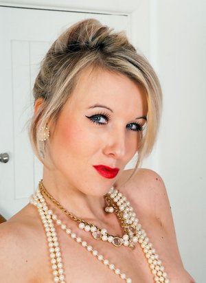 NHLP Central are proud to present you with a free pics featuring Evey Krystal unveiling sexy body